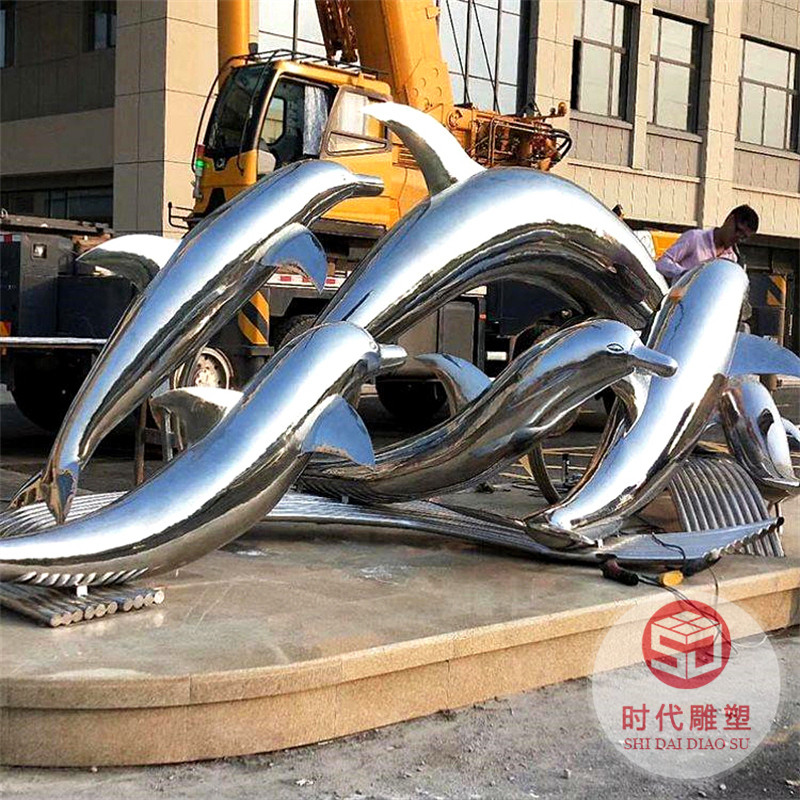 城市戶外鯨魚(yú)大型不銹鋼雕塑定制廠家鐵藝圓環(huán)鏤空球園林景觀月亮